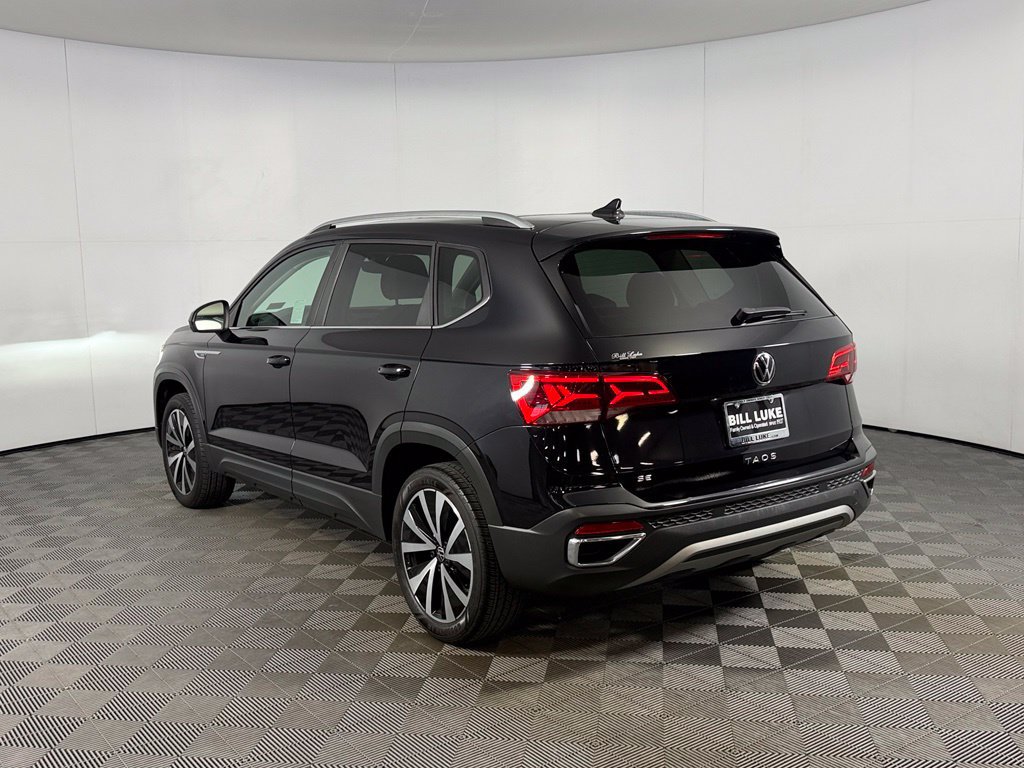 Used 2023 Volkswagen Taos SE w/ Panoramic Sunroof Package FWD image 9