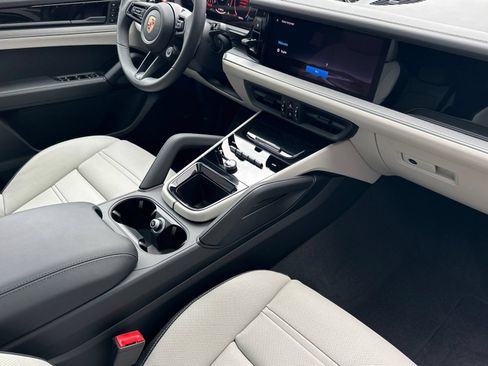New 2026 Porsche Cayenne Coupe AWD/4WD image 18
