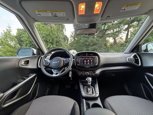 Used 2025 Kia Soul LX w/ LX Technology Package FWD image 30