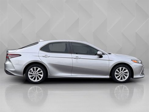 Used 2022 Toyota Camry LE image 4