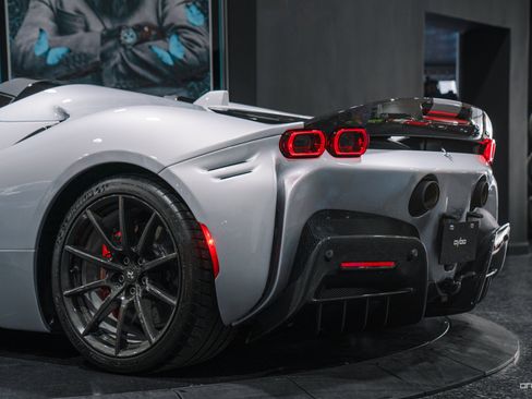 Used 2022 Ferrari SF90 Spider image 18