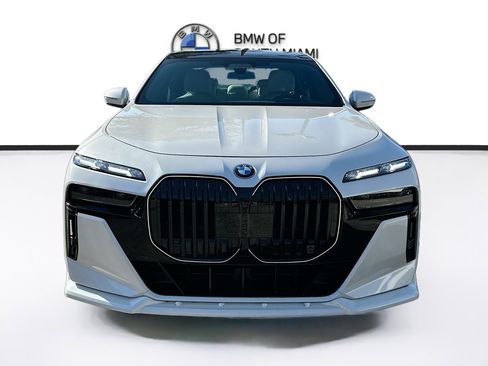Certified 2025 BMW 760i xDrive image 2