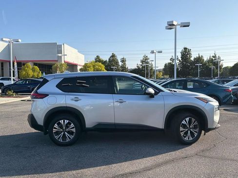 Used 2022 Nissan Rogue SV AWD/4WD image 3