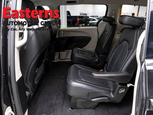 Used 2019 Chrysler Pacifica Touring-L FWD image 20