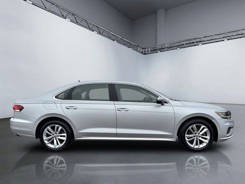 Used 2020 Volkswagen Passat 2.0T SE FWD image 3