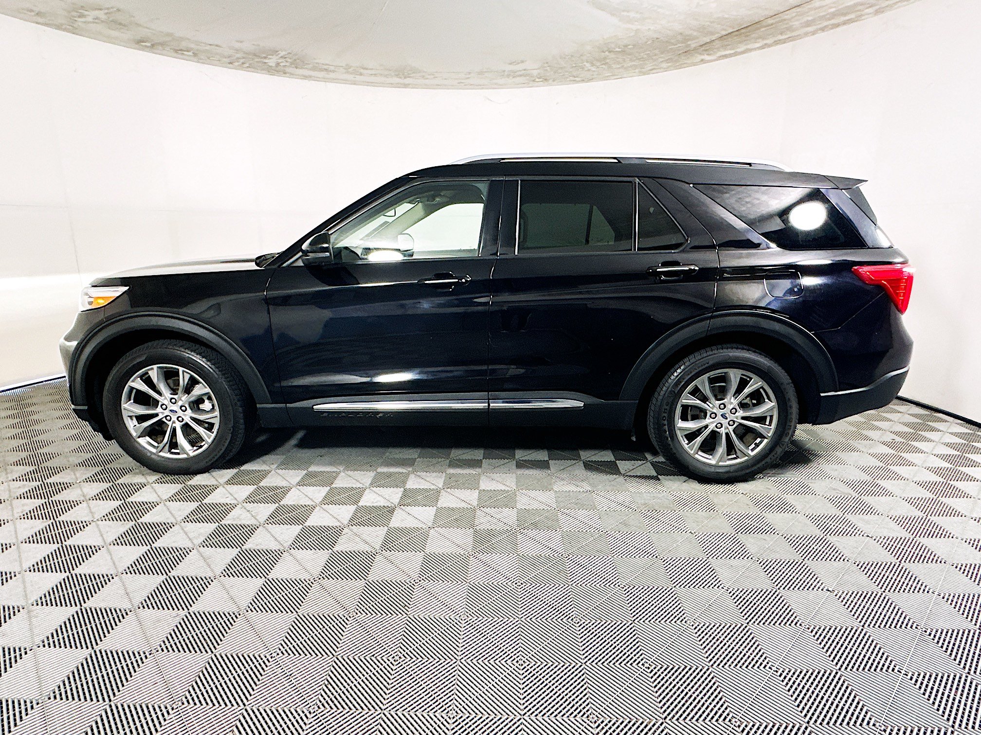Used 2022 Ford Explorer Limited w/ Equipment Group 301A RWD image 6