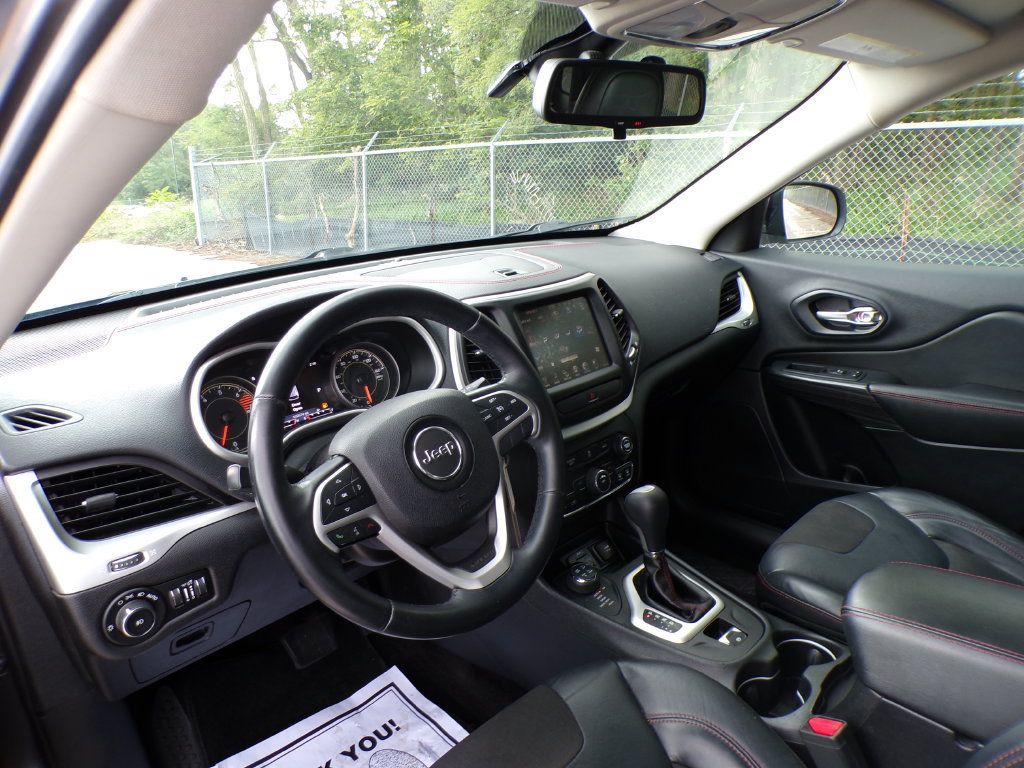 Used 2016 Jeep Cherokee Trailhawk AWD/4WD image 11