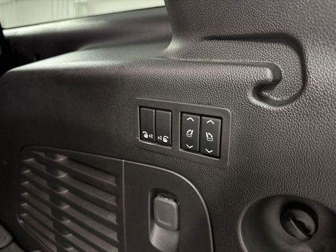 Used 2019 Chevrolet Suburban Premier w/ Premier Plus Edition AWD/4WD image 40