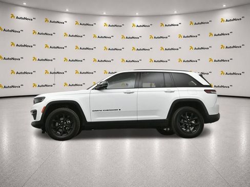 Used 2025 Jeep Grand Cherokee Altitude AWD/4WD image 42