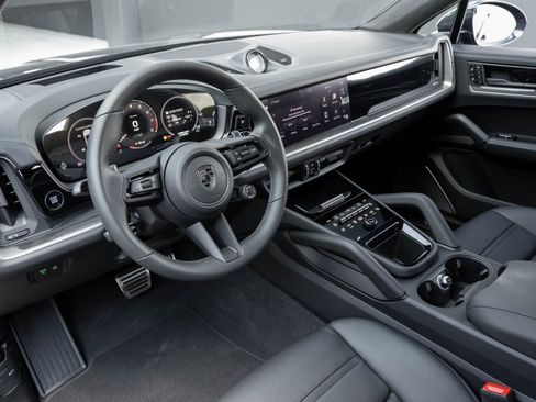Used 2025 Porsche Cayenne Turbo image 4