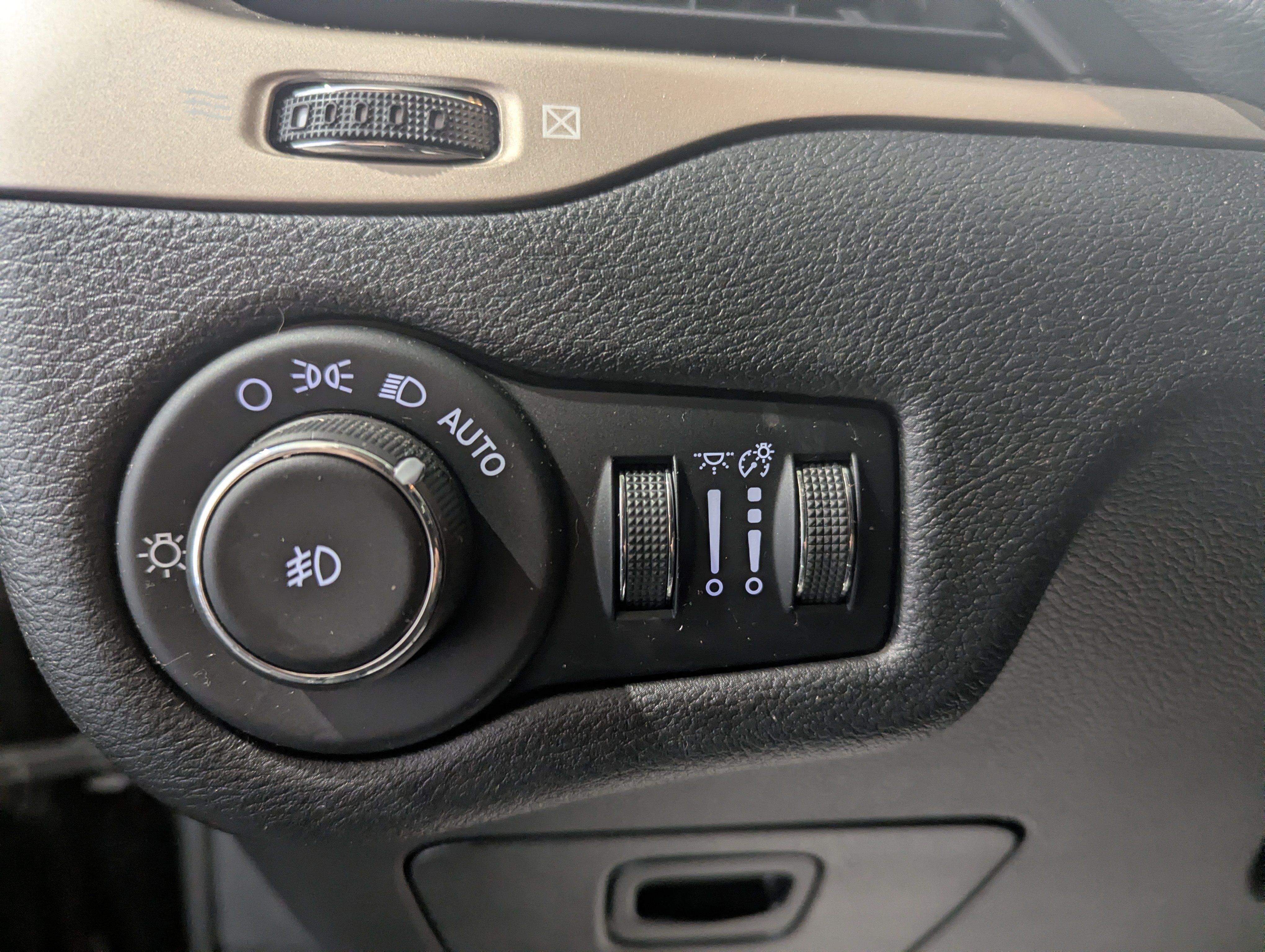 Used 2017 Jeep Cherokee Latitude w/ Cold Weather Group AWD/4WD image 14