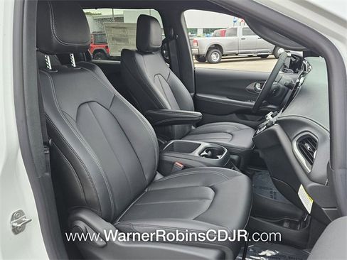 New 2026 Chrysler Pacifica Select image 18