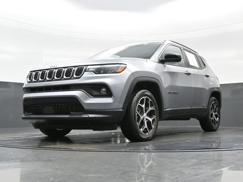 Used 2024 Jeep Compass Latitude image 26