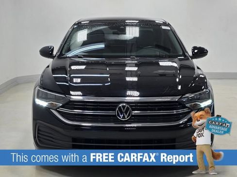 Certified 2023 Volkswagen Jetta SE w/ Panoramic Sunroof Package FWD image 2