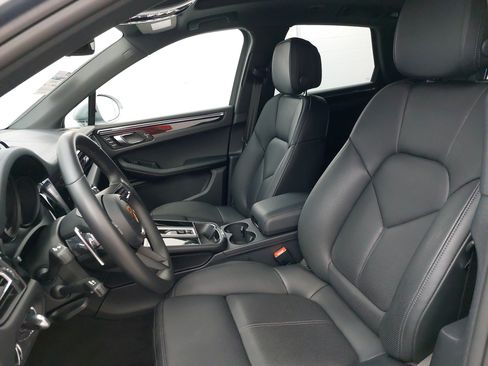 Certified 2026 Porsche Macan AWD/4WD image 5