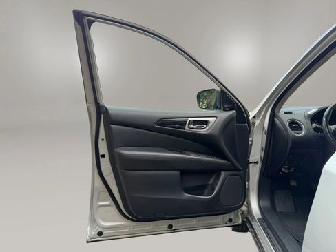 Used 2019 Nissan Pathfinder SV image 12