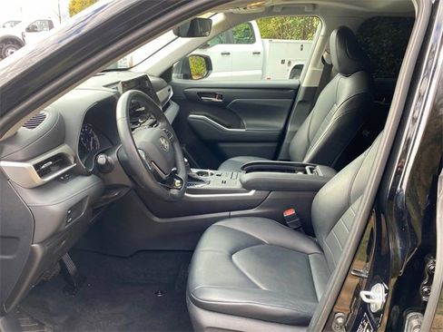 Used 2021 Toyota Highlander XLE image 12