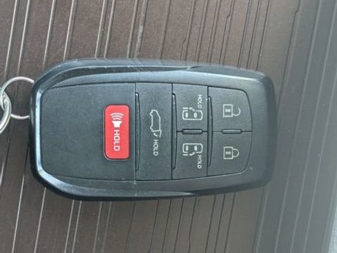 Used 2024 Toyota Sienna XLE FWD image 33