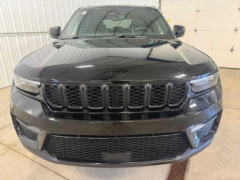 Certified 2023 Jeep Grand Cherokee Altitude image 3