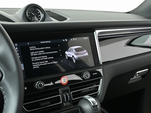 Certified 2025 Porsche Macan image 11