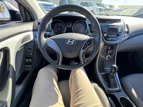 Used 2014 Hyundai Elantra SE image 30