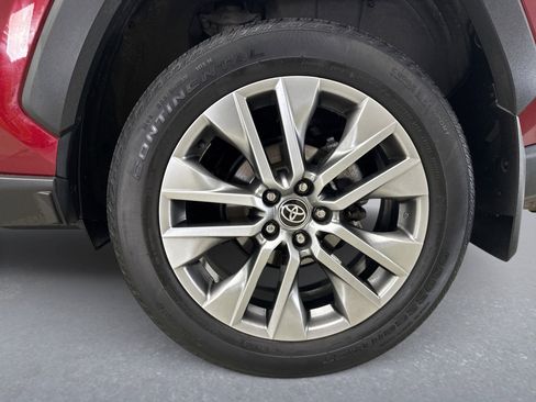 Used 2022 Toyota RAV4 XLE Premium image 11