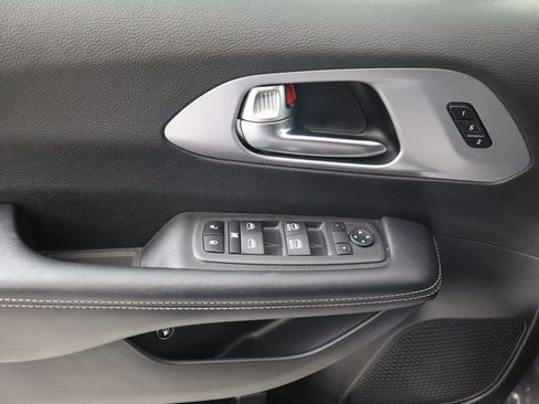 Used 2022 Chrysler Pacifica Touring-L w/ S Appearance Package image 22