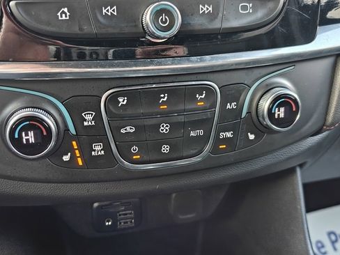 Used 2023 Chevrolet Traverse RS image 39