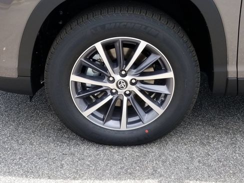 Used 2019 Toyota Highlander XLE FWD image 12