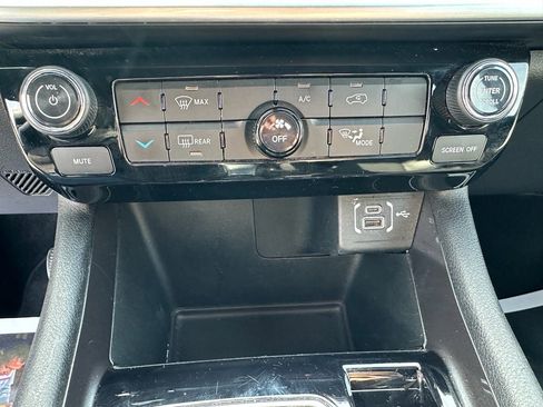 Used 2024 Jeep Compass Latitude image 23