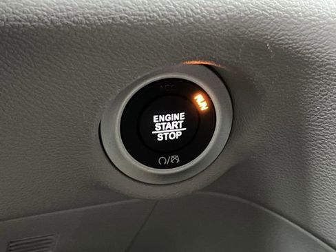 Used 2024 Chrysler Pacifica Touring-L image 16