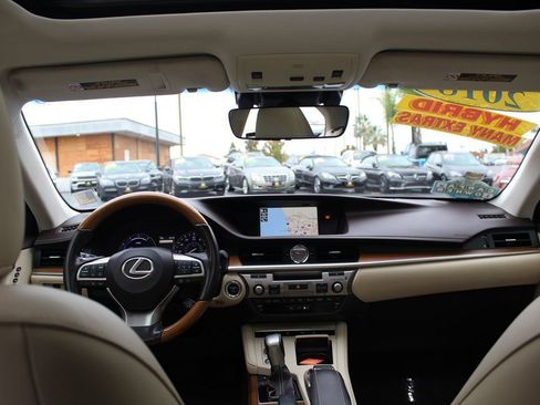 Used 2018 Lexus ES 300h image 27