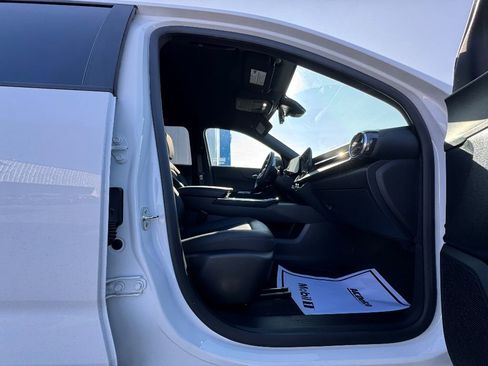 Used 2025 Chevrolet Equinox LT w/ Convenience Package II image 11