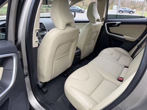 Used 2016 Volvo XC60 T5 Premier w/ Proximity Package image 33