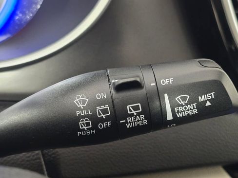 Used 2024 Chrysler Pacifica Touring-L image 31