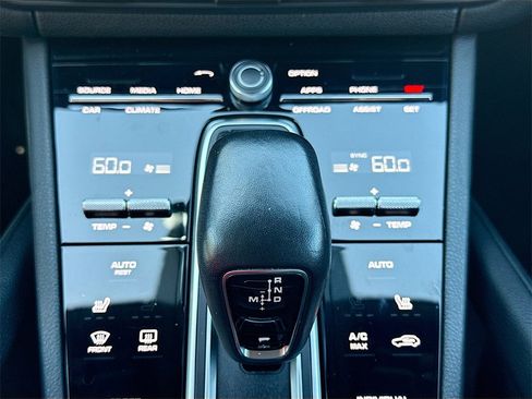 Used 2019 Porsche Cayenne w/ Premium Package image 17