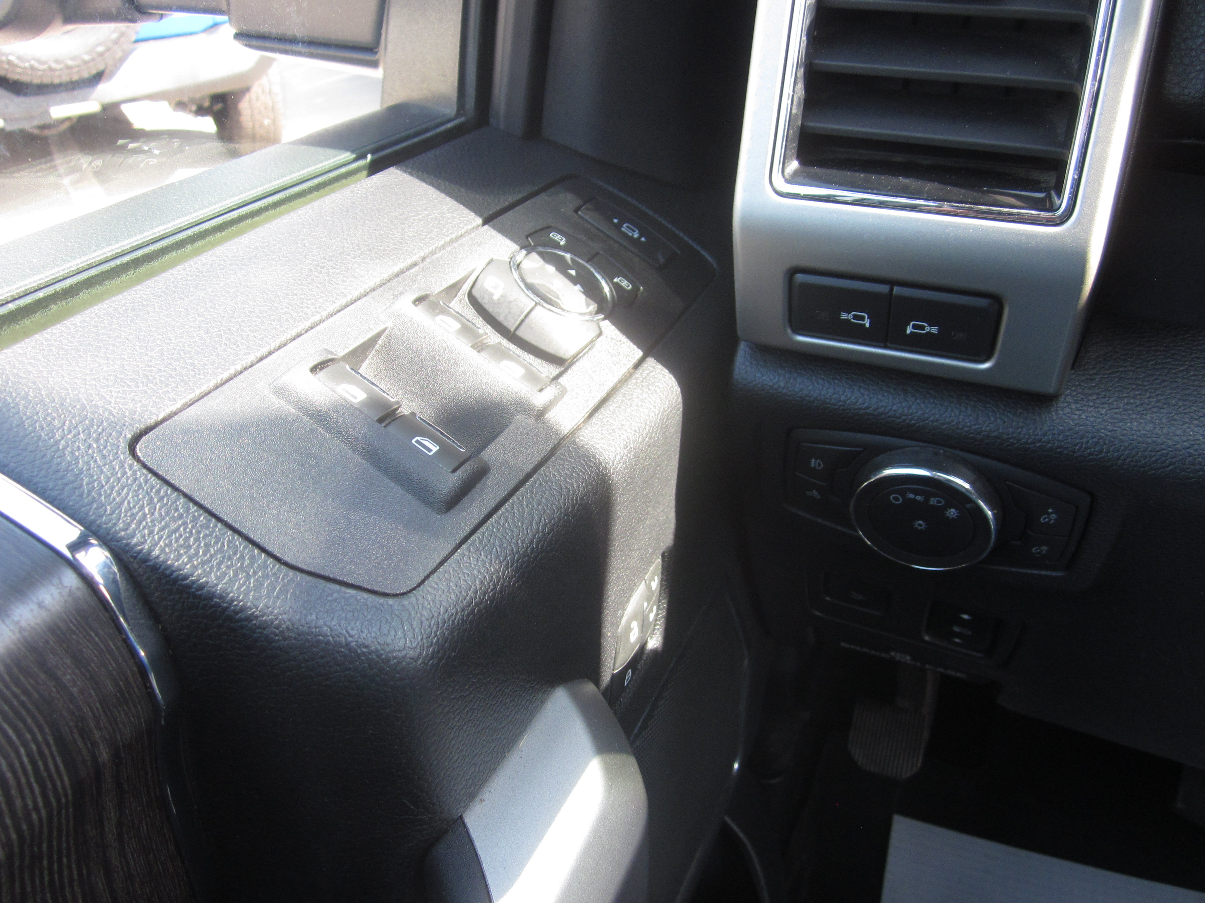 Used 2020 Ford F250 Lariat w/ Lariat Ultimate Package AWD/4WD image 23