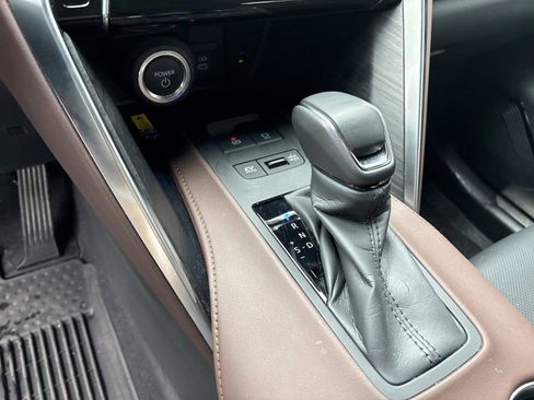 Used 2023 Toyota Venza Limited image 17