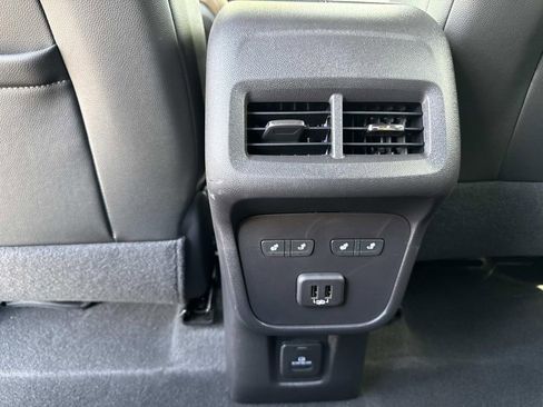 Used 2024 Chevrolet Equinox Premier image 16
