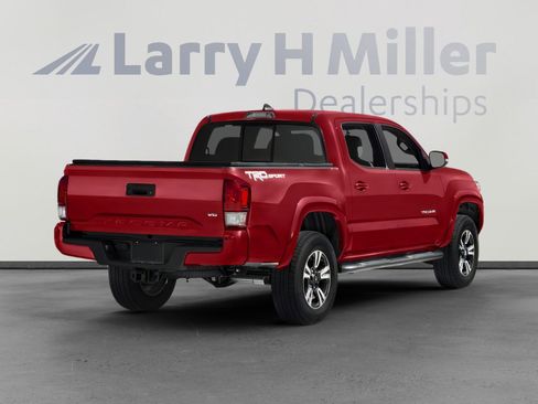 Used 2017 Toyota Tacoma TRD Sport w/ Premium & Technology Package AWD/4WD image 2