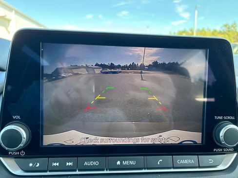 Used 2025 Nissan Rogue SV image 14