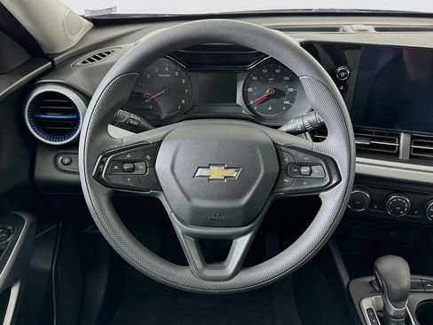 Used 2025 Chevrolet Trax LS w/ LS Convenience Package image 18