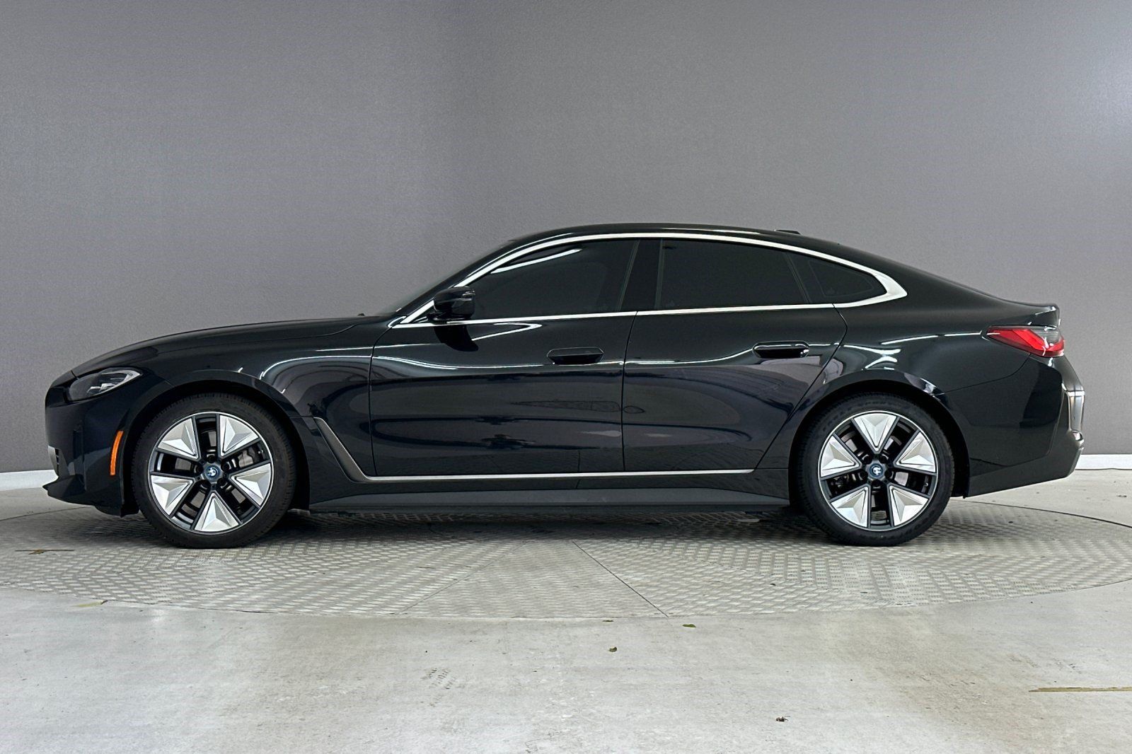 Used 2023 BMW i4 eDrive35 RWD image 2