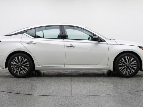 Used 2025 Nissan Altima 2.5 SV FWD image 11