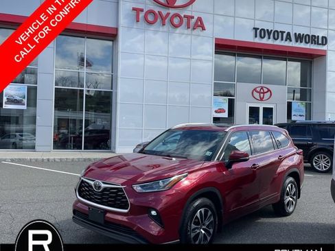 Used 2021 Toyota Highlander XLE image 1