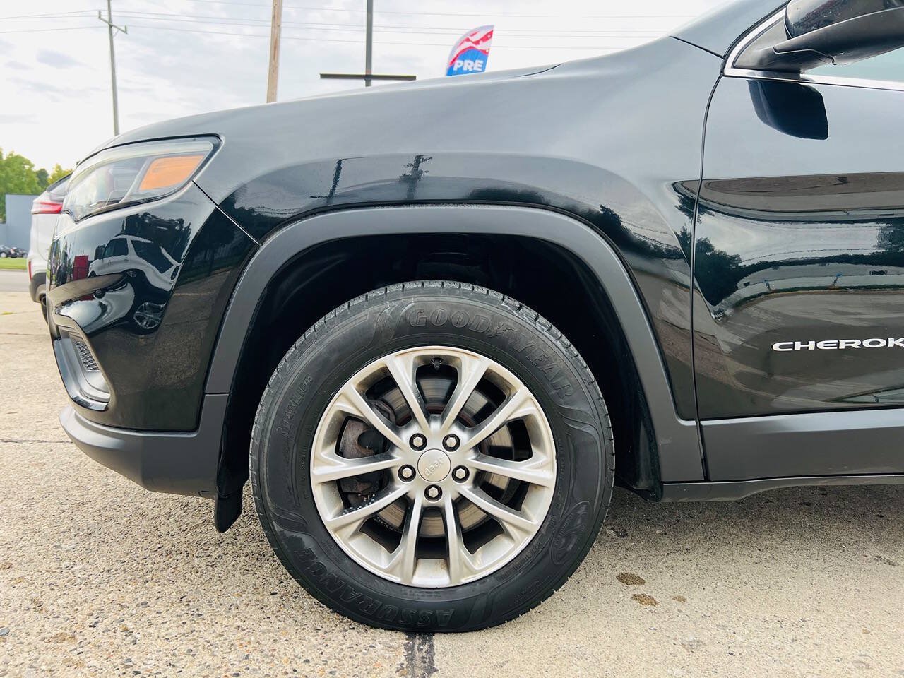 Used 2019 Jeep Cherokee Latitude Plus w/ Cold Weather Group AWD/4WD image 12