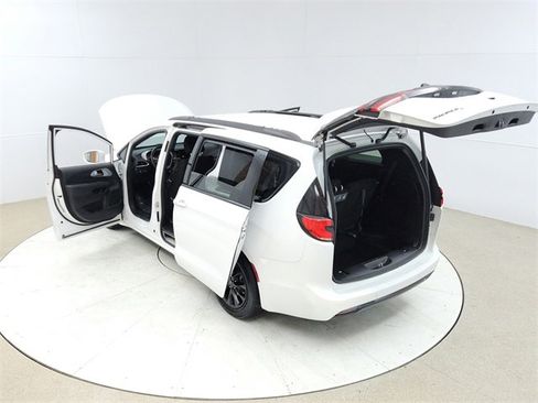 Used 2021 Chrysler Pacifica Touring w/ S Appearance Package image 23