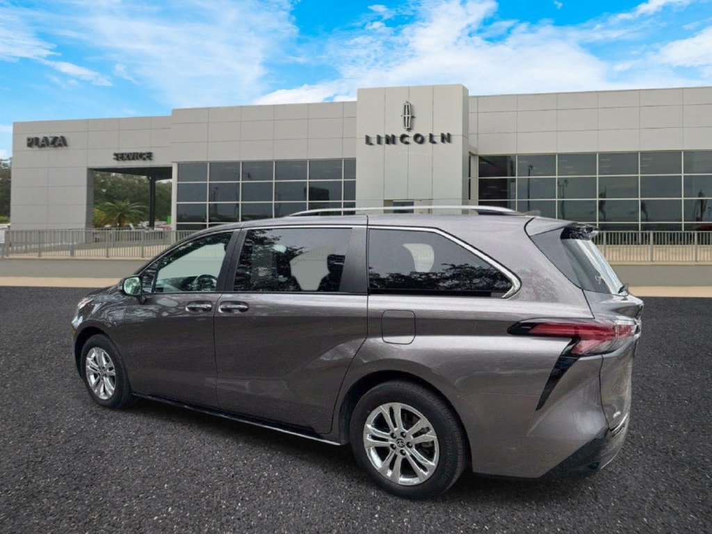 Used 2023 Toyota Sienna Platinum AWD/4WD image 5