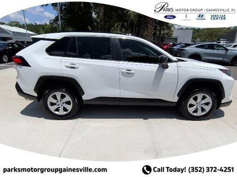 Used 2021 Toyota RAV4 LE FWD image 4