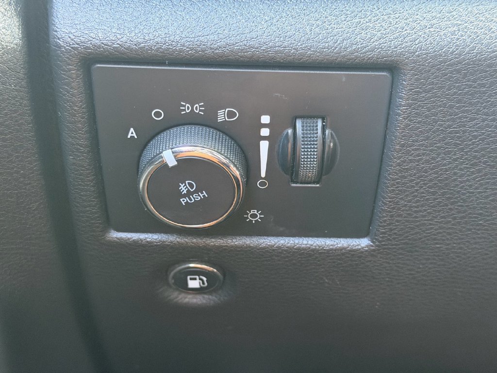 Used 2019 Jeep Grand Cherokee Laredo RWD image 30